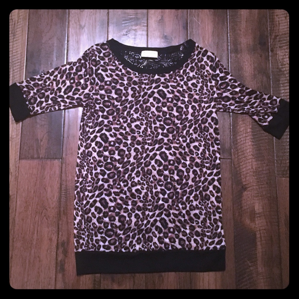 Animal print light sweater with cute Back